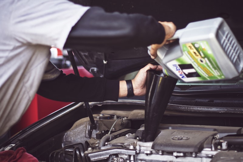 Oto servis atölyesinde araç bakımı